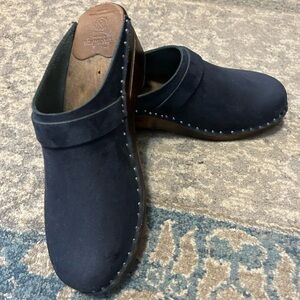 Troentorp Navy Suede Women's Clogs